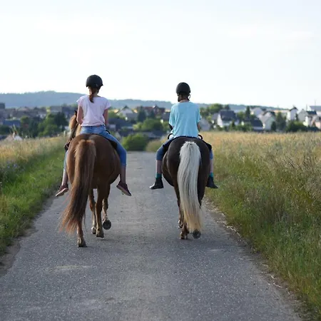 Landhof - Tierische Auszeit In Unseren Gemuetlichen Daire Lieg